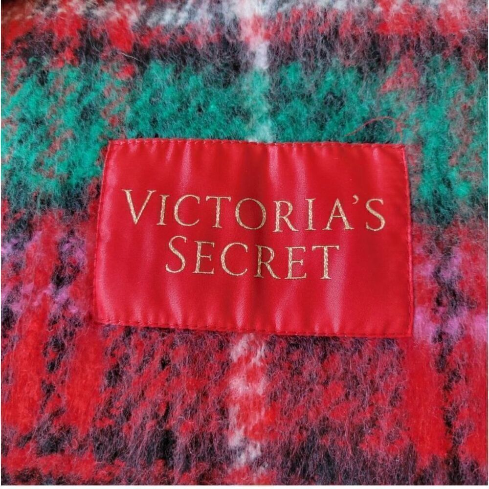 Victoria's Secret Hat and Scarf Set
 Scarf and Beanie set Women's - Picture 5 of 5